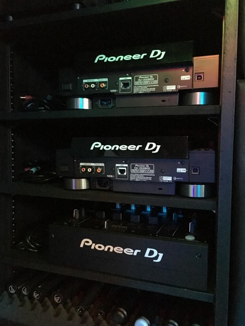 最新のDJ機材が並ぶ。 MILULARI(みるらり)