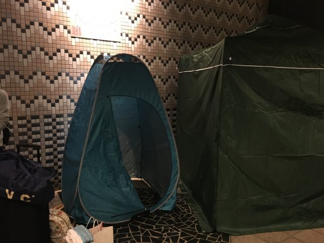 男子更衣室は一人用テント。