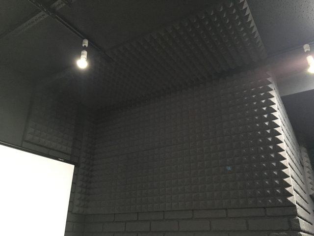 横1枚だけで○万円する高い吸音材を使用。効果は抜群だ!