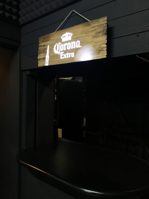 コロナの看板がついた。おしゃれ。